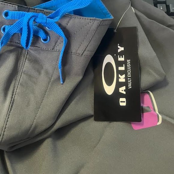 NWT! Oakley Men's Lock-Up Logo 22 Inch Boardshorts Size-40 - Picture 3 of 7